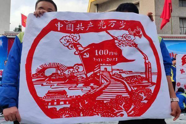 44岁林心如亮相慈善会，大红色腰封勒小蛮腰，同龄人看了都自卑