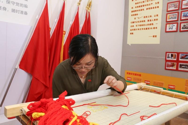 为什么刚在一起时不是抱抱就是亲嘴，可结婚后大部分人都没之前那种热恋了呢？游戏画面